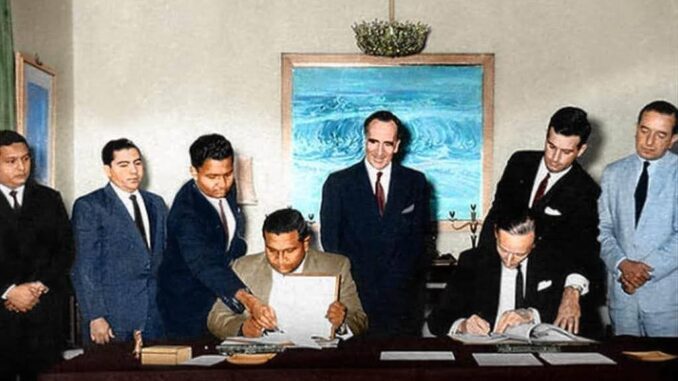 Prime Minister Ibrahim Nasir signs independence agreement with the British